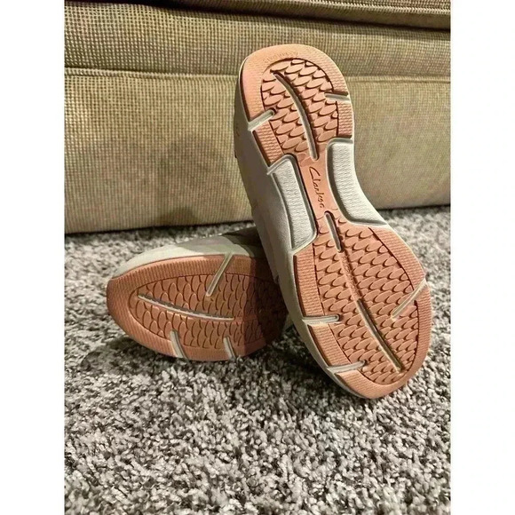 Clarks Wave 2.0 Step Slip On Stone Grey Sneaker Size 8 - Picture 5 of 7